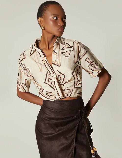 Top Studio F cuello camisero manga corta