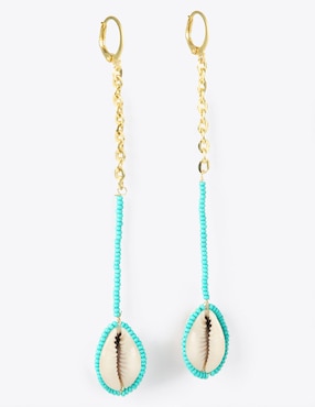 Aretes largos de concha Renatta&Go con acabado mate