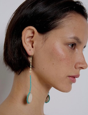 Aretes largos de concha Renatta&Go con acabado mate