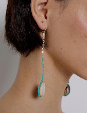 Aretes largos de concha Renatta&Go con acabado mate