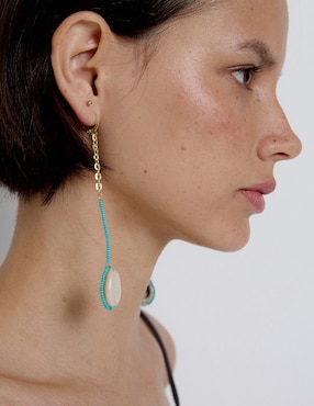 Aretes largos de concha Renatta&Go con acabado mate