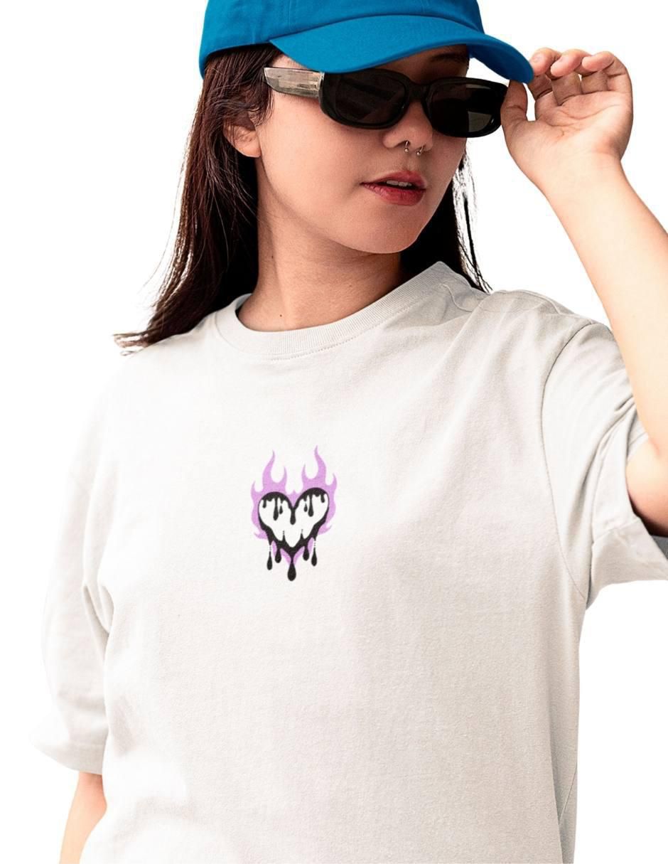 Playera manga corta Burn Love Oversize cuello redondo para mujer 3