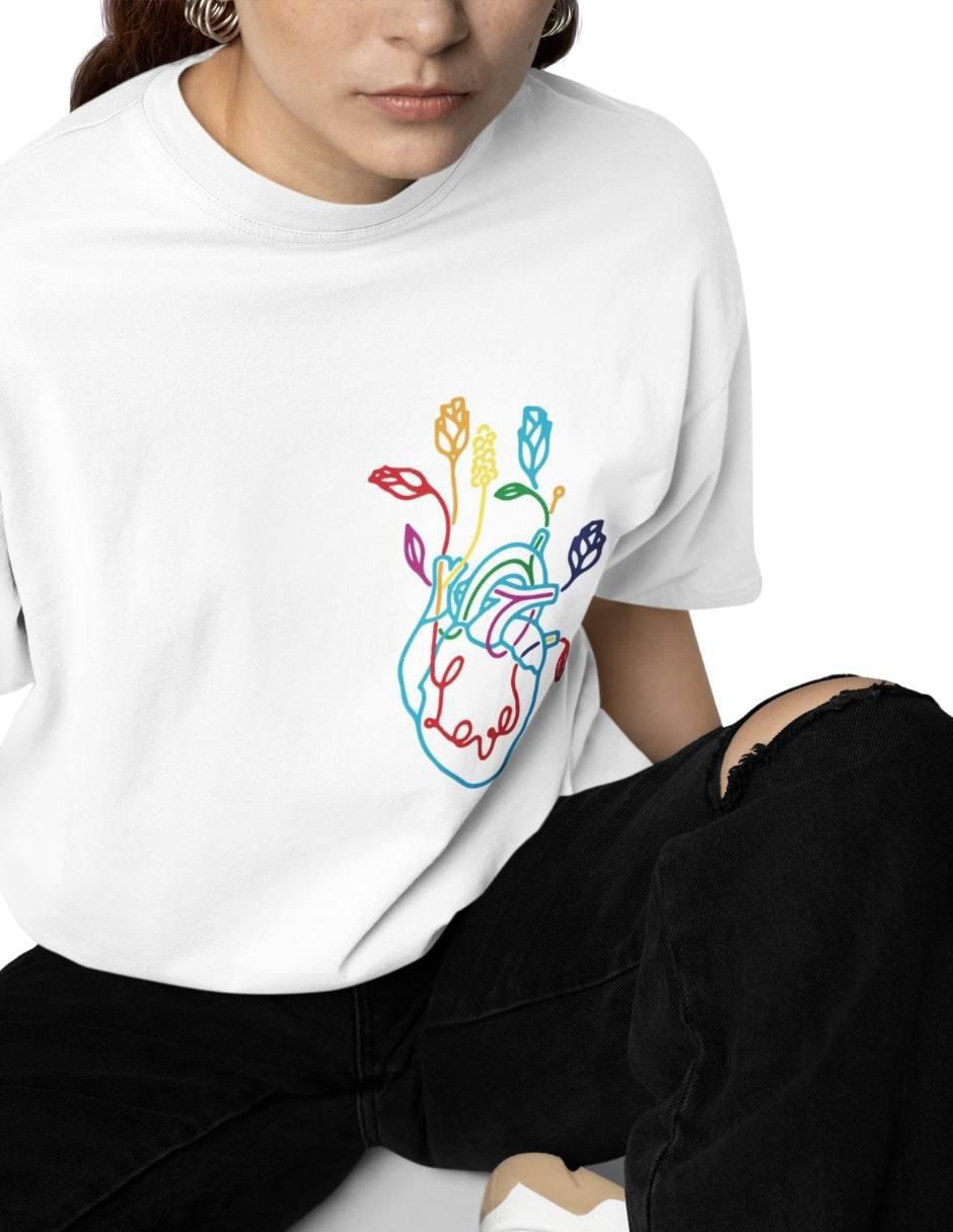 Playera manga corta Corazón de Flores Oversize cuello redondo para mujer 3