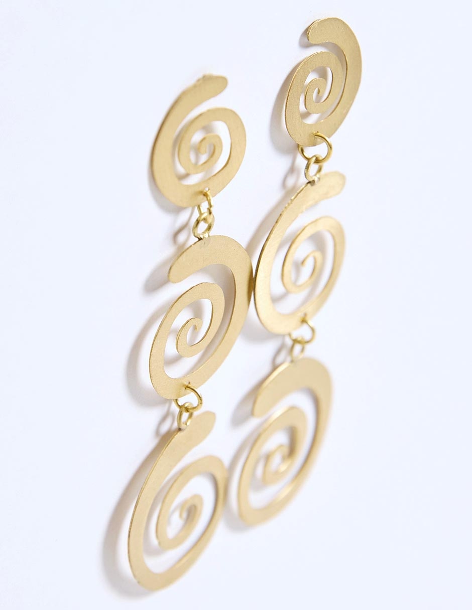Aretes largos con acabado pulido