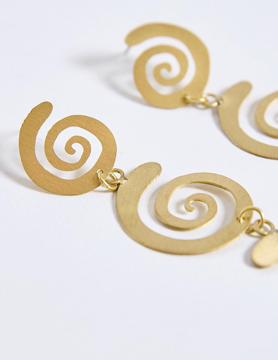 Aretes largos con acabado pulido