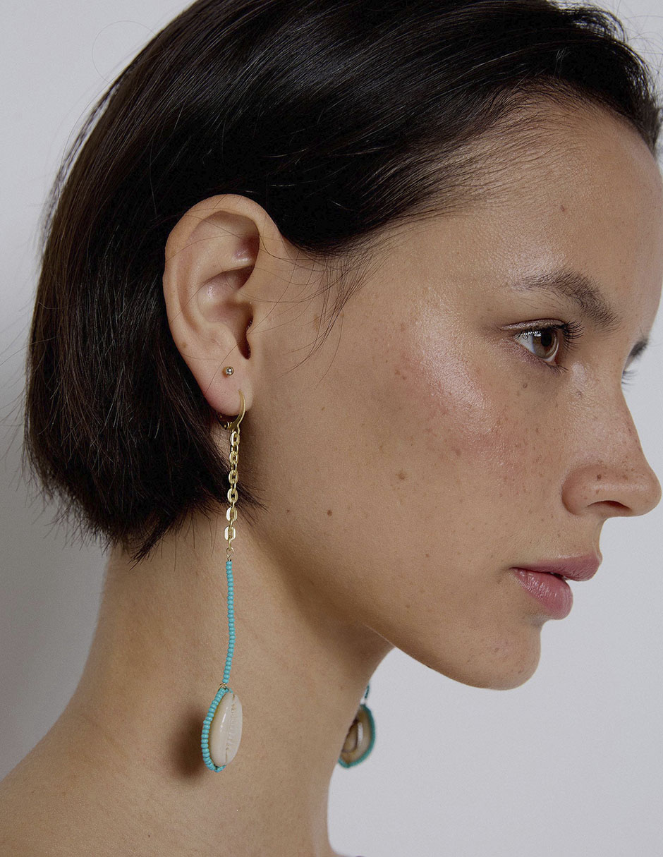 Aretes largos de concha con acabado mate 3