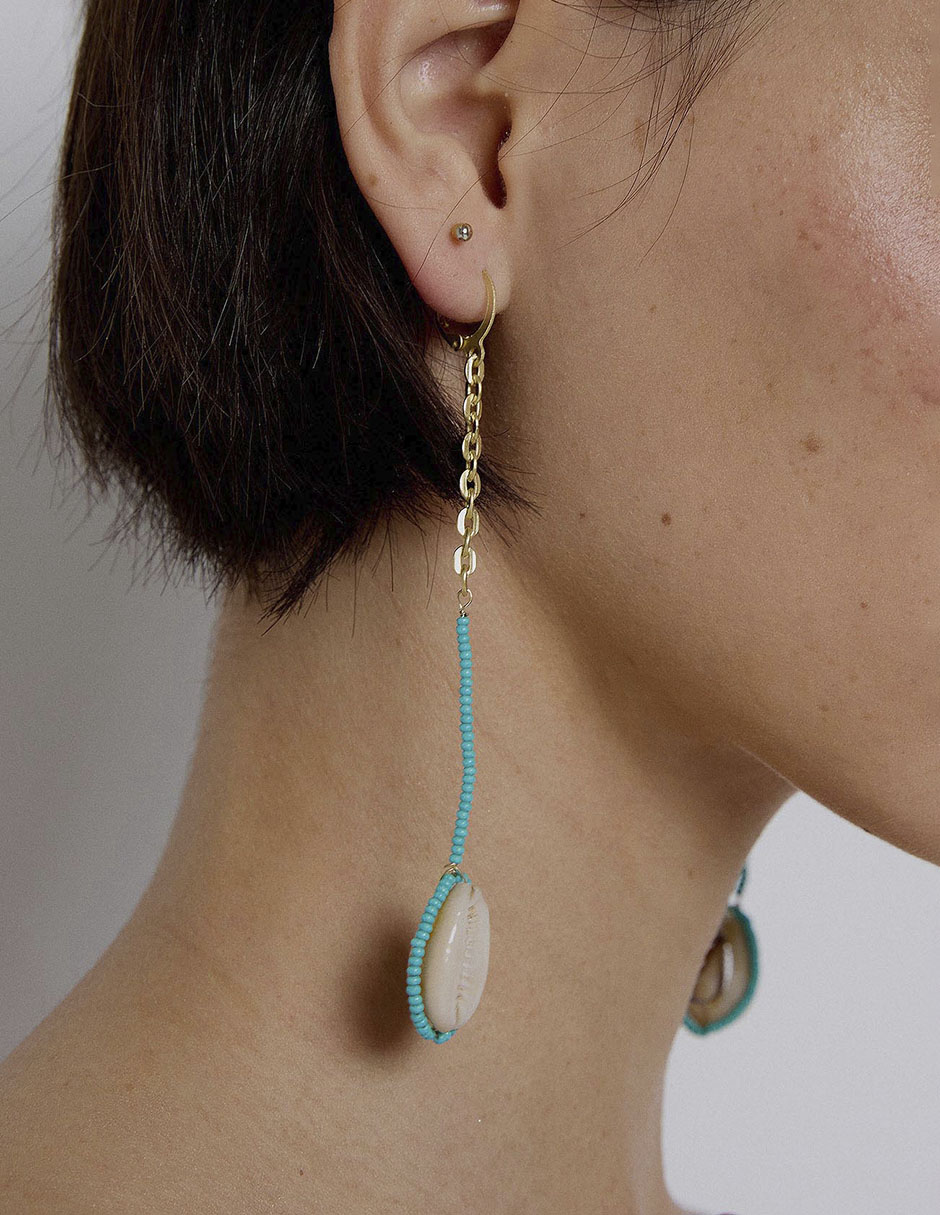Aretes largos de concha con acabado mate 2