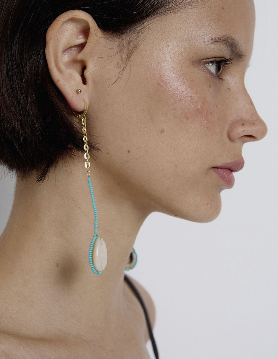 Aretes largos de concha con acabado mate 6